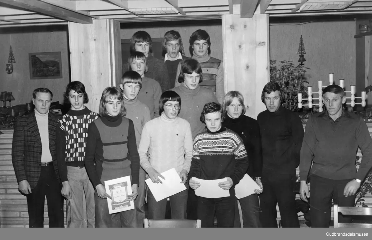 Vågå.
Kretsmeistar gutar. Premieutdeling på Villa Hotell. Stor stas med Tor Røste Fossen som gjest. Kretsmester Lillegutelaget, kretsmester smågutelaget og kretsmester gutelaget 1976.
Bak frå v. Jon Hølmo, Geir Plassen, Egil Hølmo. Rad 2 frå bak: Hans Magne Ramen, Nils Aasheim. Rad 3 frå bak: Kjell Joar Løkken.
Framme: Helge Ramen, Odd Grevrusten, Ola Syver Stasviken, Kjell Bakke, Erik O Visdal. Vidar Bjørnstad, Tor Røste Fossen, Kåre Ramen.

Fotosamlinga etter Kjell Andersen, Vågå