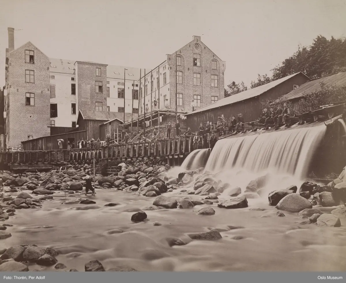 Nydalens Compagnie, elv, foss, fabrikkbygning, nedre spinneri, arbeidere, barn