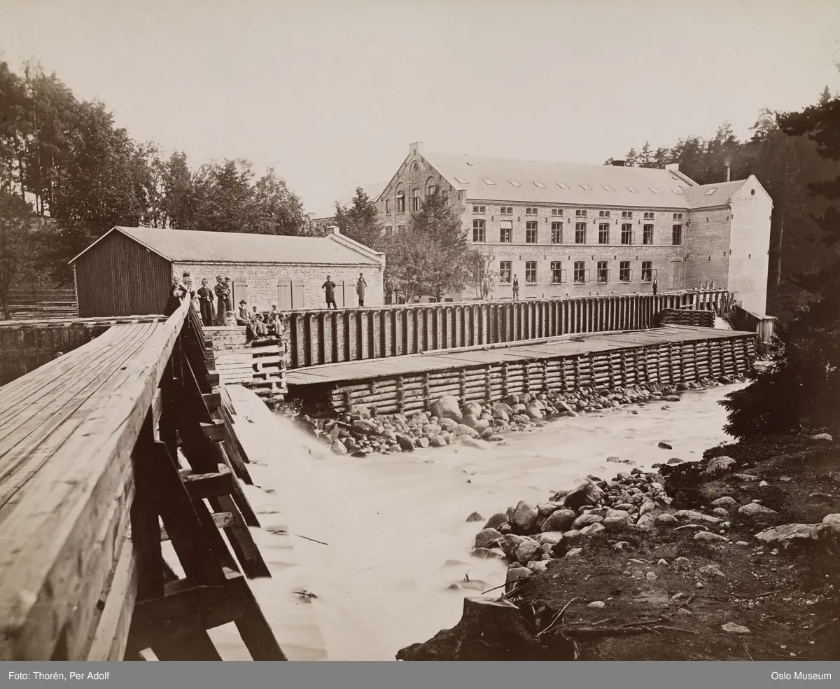 Nydalens Compagnie, elv, foss, fabrikkbygning, nedre spinneri, arbeidere, barn