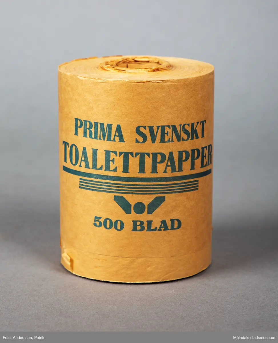 Toalettpapper/ark på rulle, tillverkat av Papyrus i Mölndal.
Eftersom pappret är oanvänt finns texten: "PRIMA SVENSKT TOALETTPAPPER 500 BLAD" tryckt på rullen.