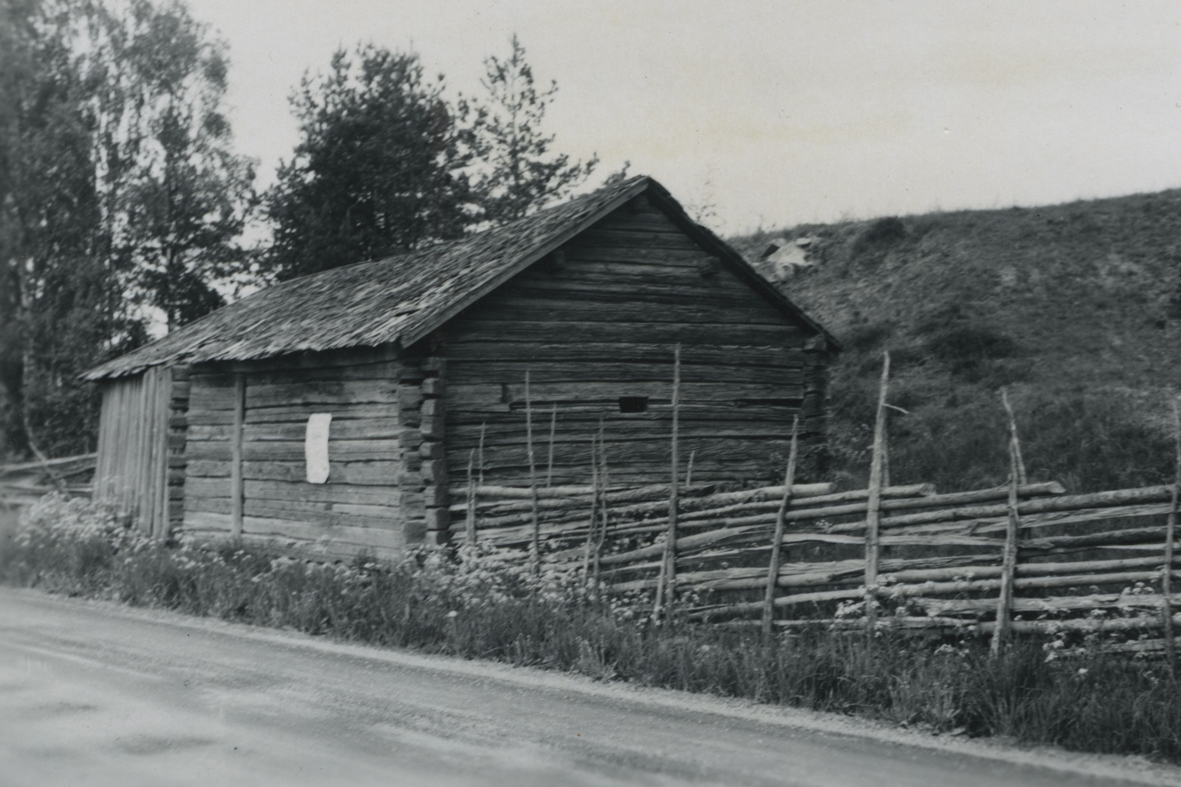 Bastu vid stora landsvägen norr om Södra Vi kyrka.