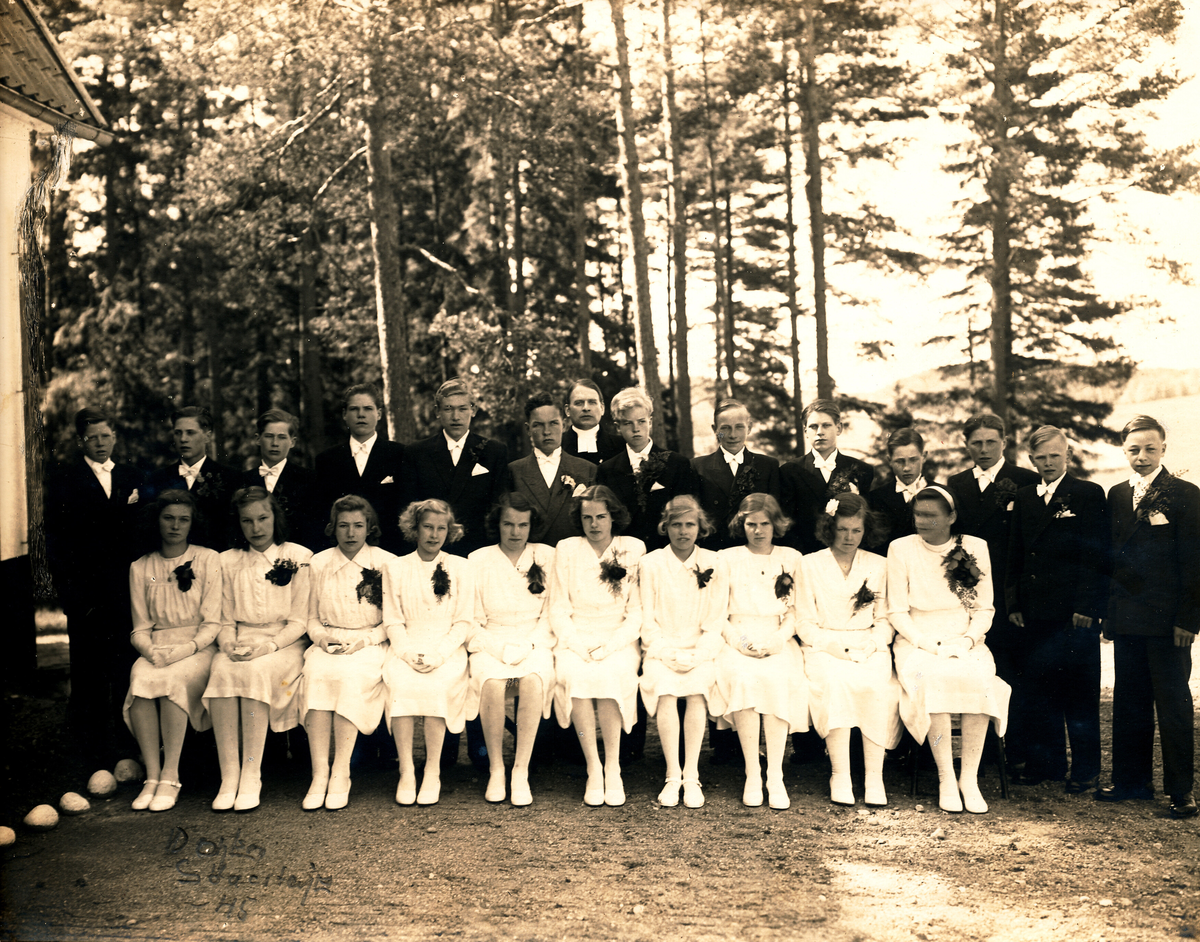 Konfirmation i Grödinge 1945 Foto D. Ohlson, Södertälje