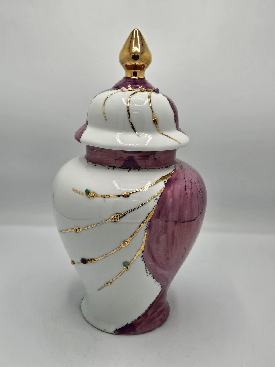 Lila/rosa färg med guld detaljer och stenar, Svenska tobaks AB 75 1915-1990