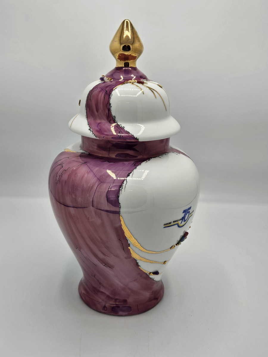 Lila/rosa färg med guld detaljer och stenar, Svenska tobaks AB 75 1915-1990