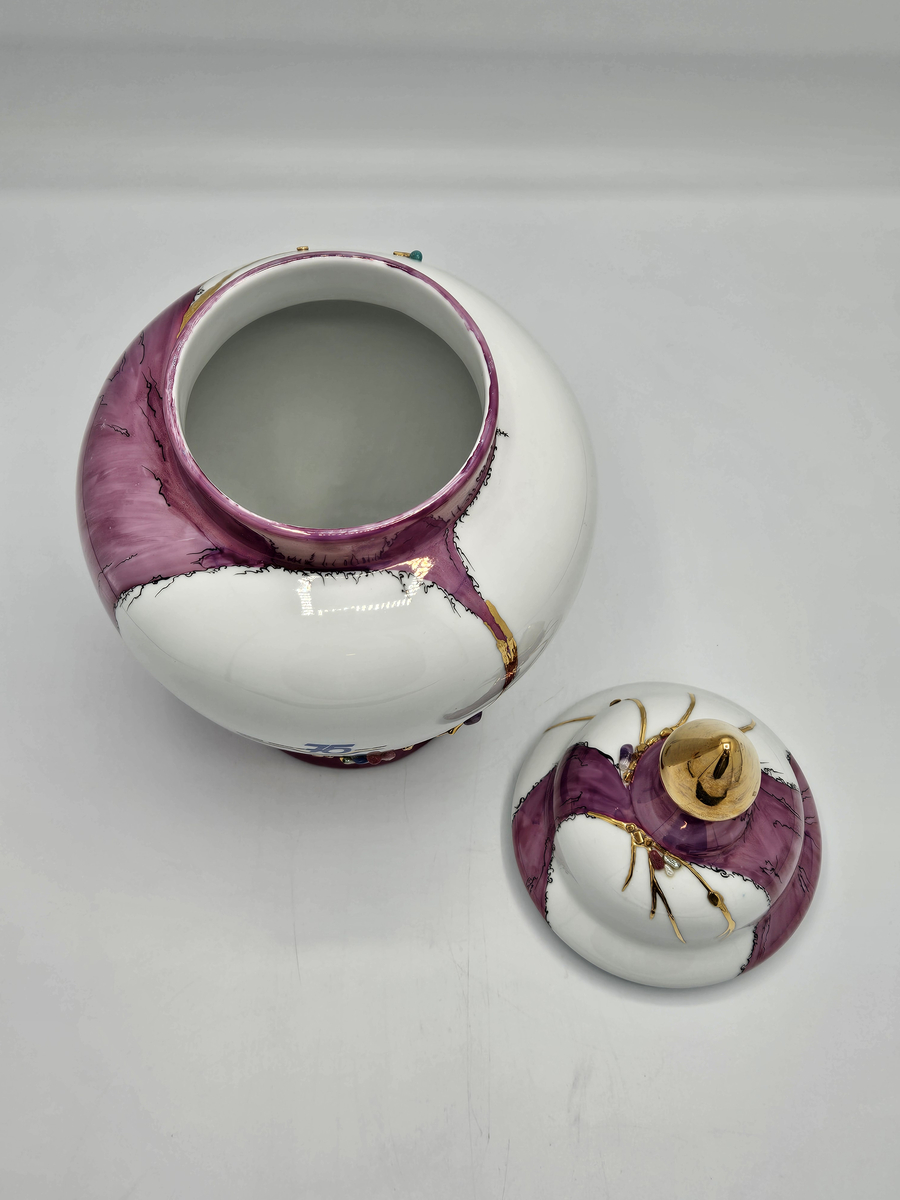Lila/rosa färg med guld detaljer och stenar, Svenska tobaks AB 75 1915-1990