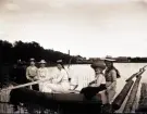 Damer i båt på Bysjön vid Hästbo, Torsåker.