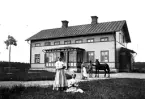 Gunnar Nilssons hus i Nyhyttan, Torsåker. På gården två flickor, en man, en kvinna samt en häst.
Foto troligtvis Karl Nilsson (1884), son i huset och flitig fotograf.