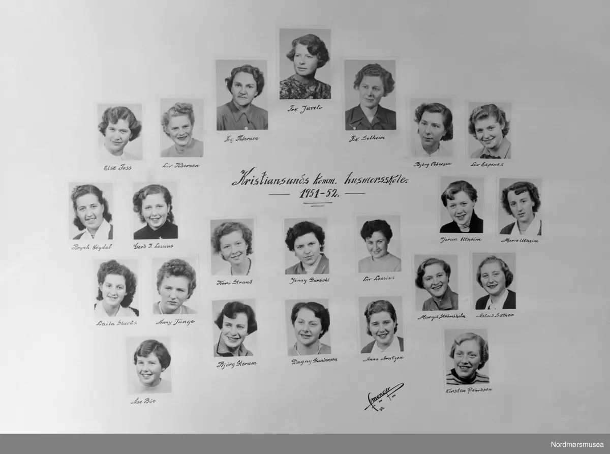 Skolefoto. Kristiansunds kommunale husmorsskole 1951-1952. ØVERSTE REKKE: Else Foss, Liv Pedersen, Frk. Pedersen, Frk. Juveli, Frk. Solheim, Bjørg Pedersen, Liv Espenes. MIDTERSTE REKKE: Brynh. Høydal, Gerd J. Lossius, Kari Strand, Jenny Garshol, Liv Lossius, Margit Strømsholm, Astrid Sæther. FREMSTE REKKE: Åse Bøe, Bjørg Glerum, Dagny Gundersen, Anna Artntzen ogKirsten Rikardsen. Fra fotoarkivet etter portrettfotograf Claus Monge. Museet overtok arkivet sommeren 2011.