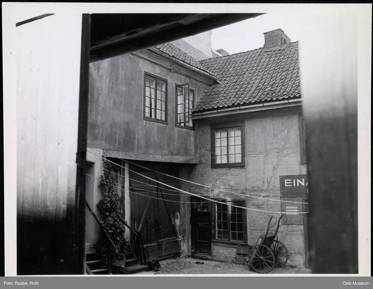 bygård, gårdsinteriør, port, tørkesnorer, håndkjerre