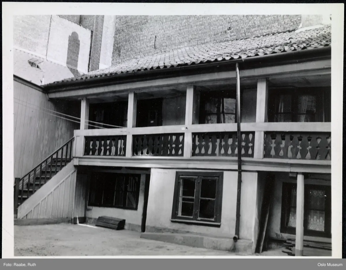 bygård, gårdsinteriør, trapp, svalgang