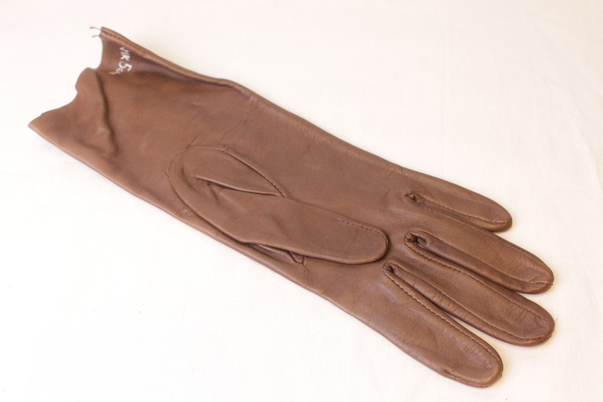 Hanske i brunt skinn.