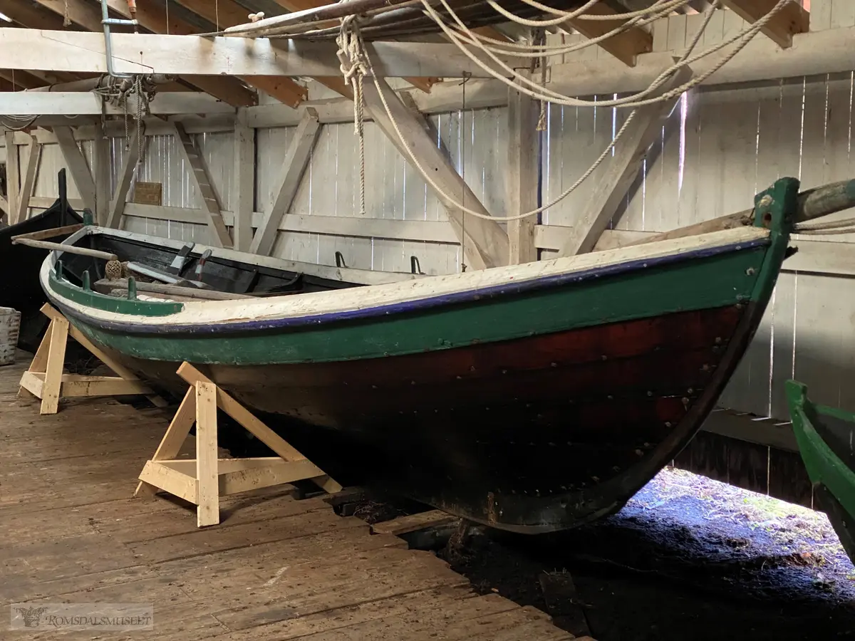 Trerøring for fire manns besetning. Båten har keiper av jern, og ripa er malt blå, grønn og hvit.