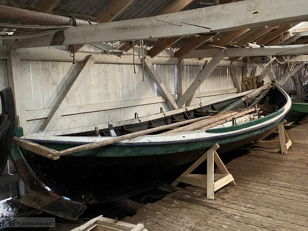 Trerøring for fire manns besetning. Båten har keiper av jern, og ripa er malt blå, grønn og hvit.