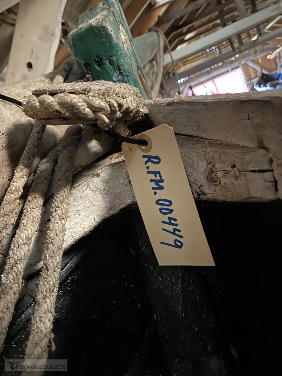 Trerøring for fire manns besetning. Båten har keiper av jern, og ripa er malt blå, grønn og hvit.