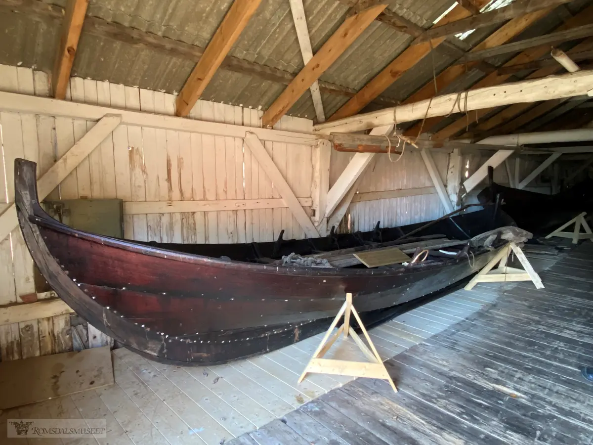 Åpen trebåt for tre årepar.