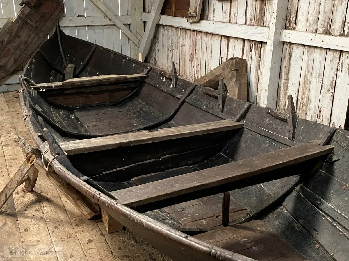 Åpen tre båt med tre sett rorpinner.