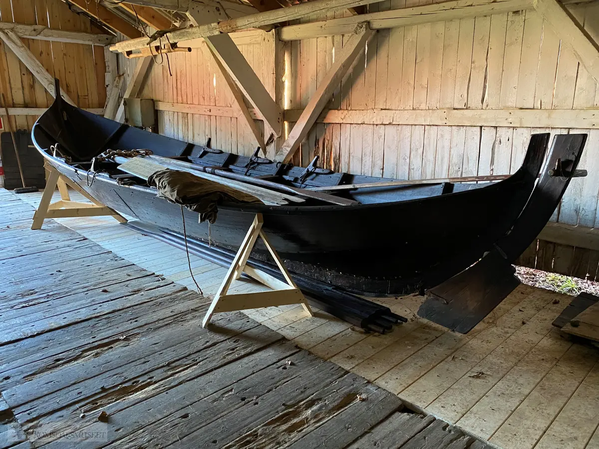 Åpen trebåt for tre årepar.