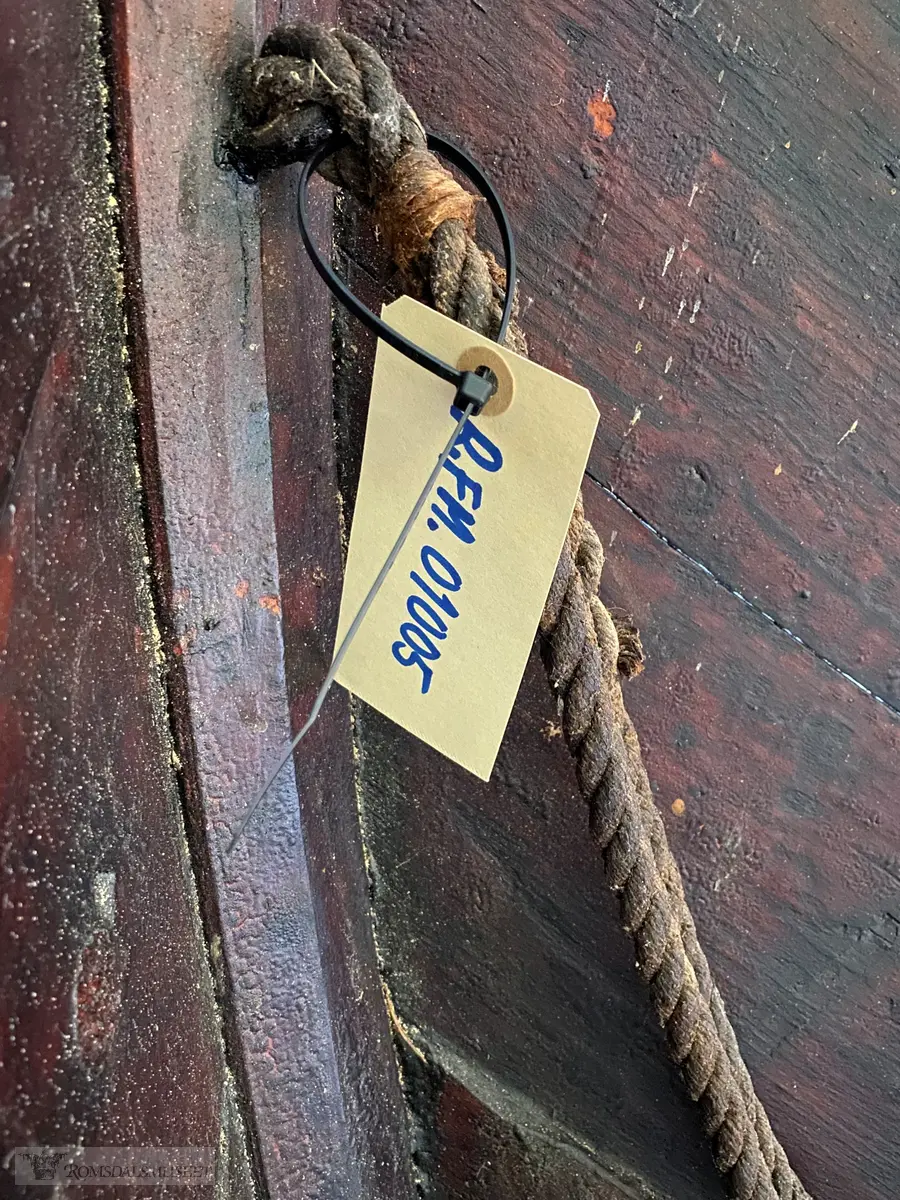 Åpen trebåt for tre årepar.