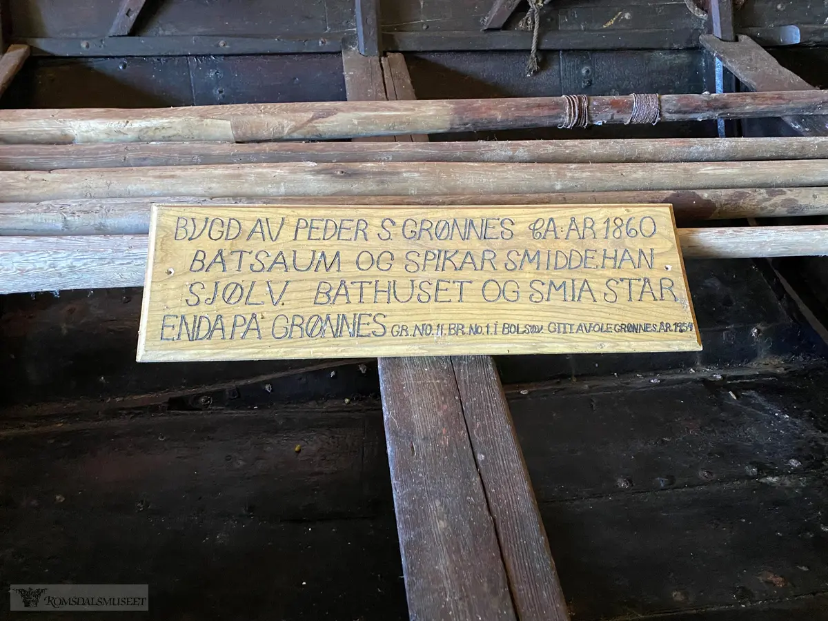 Åpen trebåt for tre årepar.