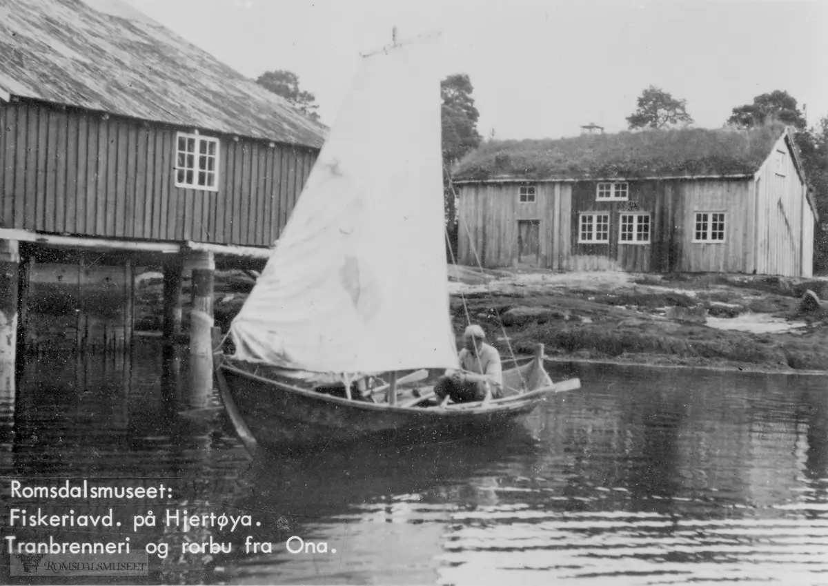 Åpen trebåt for tre årepar.