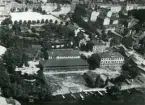 Förläggningen på Kungsholmen vid Hovjaktvarvet för Svea ingenjörkår. Flygfoto från 1922. I förgrunden Pontonförrådet. I dungen till vänster Stabsbyggnaden. Planen vid stranden avgränsas av Vinterstallet och bakom detta Ridhuset. Till vänster om Ridhuset skymtar taket på Marketenteriet. Till höger om Stallet ligger Lilla Kasern (kasern II) och bortom denna Kasern III och Befälsbyggnaden. Vattnet i förgrunden är Riddarfjärden.