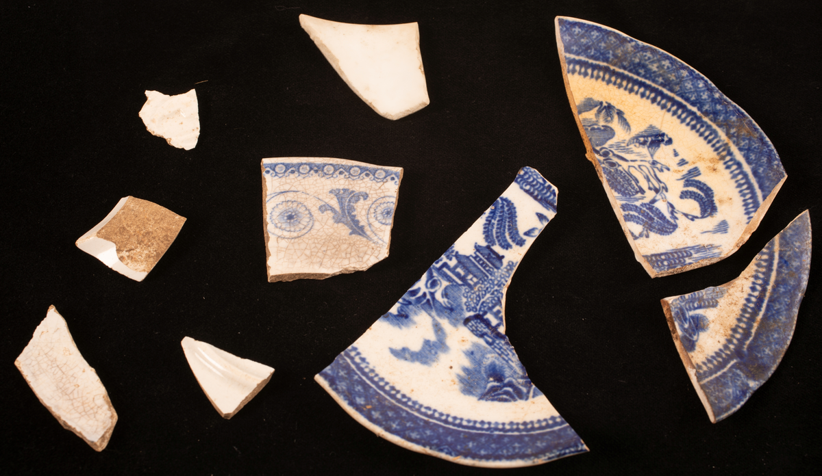 Flinta: 15 bitar, varav ett par avslag, någon är svallad
Rödgods, äldre: 1 skärva, mycket liten.
Rödgods, yngre: 13 skärvor
Porslin: 10 skärvor
Glas: 9 bitar, flaska och snapsglas
Mynt: Oscar II, 1876-1907
Kritpipta: 7 delar varav 3 delar av huvuden