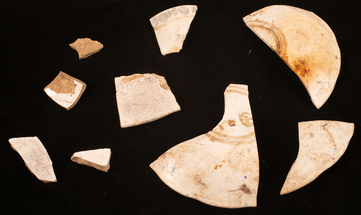 Flinta: 15 bitar, varav ett par avslag, någon är svallad
Rödgods, äldre: 1 skärva, mycket liten.
Rödgods, yngre: 13 skärvor
Porslin: 10 skärvor
Glas: 9 bitar, flaska och snapsglas
Mynt: Oscar II, 1876-1907
Kritpipta: 7 delar varav 3 delar av huvuden