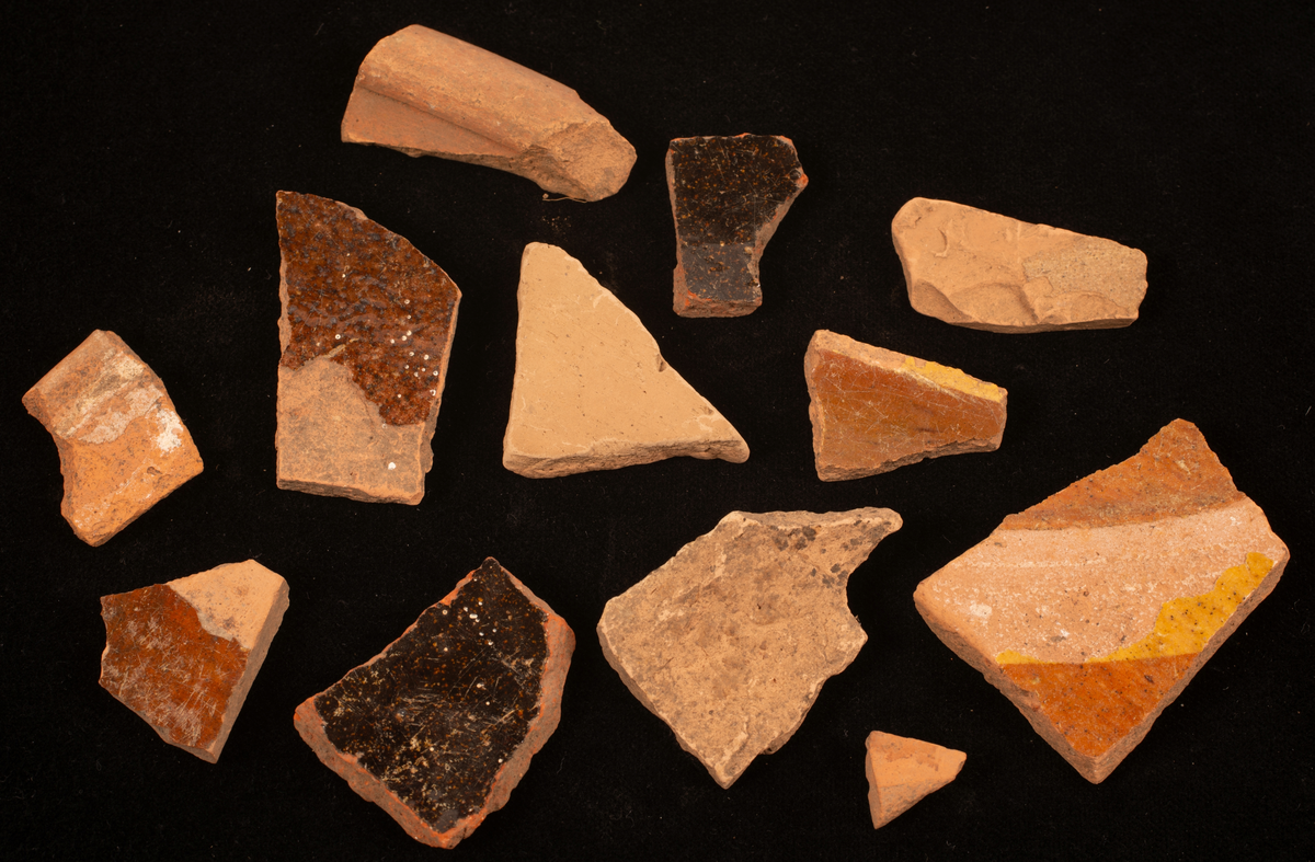 Flinta: 15 bitar, varav ett par avslag, någon är svallad
Rödgods, äldre: 1 skärva, mycket liten.
Rödgods, yngre: 13 skärvor
Porslin: 10 skärvor
Glas: 9 bitar, flaska och snapsglas
Mynt: Oscar II, 1876-1907
Kritpipta: 7 delar varav 3 delar av huvuden