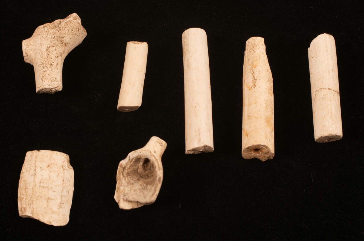 Flinta: 15 bitar, varav ett par avslag, någon är svallad
Rödgods, äldre: 1 skärva, mycket liten.
Rödgods, yngre: 13 skärvor
Porslin: 10 skärvor
Glas: 9 bitar, flaska och snapsglas
Mynt: Oscar II, 1876-1907
Kritpipta: 7 delar varav 3 delar av huvuden