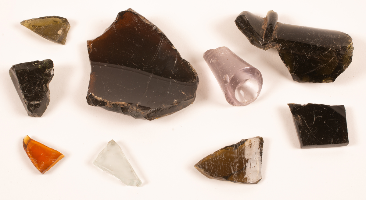 Flinta: 15 bitar, varav ett par avslag, någon är svallad
Rödgods, äldre: 1 skärva, mycket liten.
Rödgods, yngre: 13 skärvor
Porslin: 10 skärvor
Glas: 9 bitar, flaska och snapsglas
Mynt: Oscar II, 1876-1907
Kritpipta: 7 delar varav 3 delar av huvuden