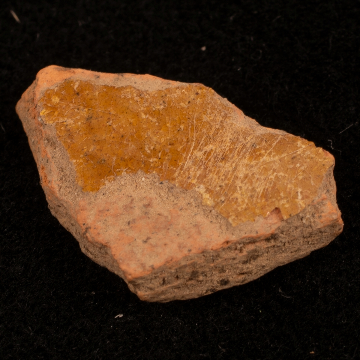 Flinta: 15 bitar, varav ett par avslag, någon är svallad
Rödgods, äldre: 1 skärva, mycket liten.
Rödgods, yngre: 13 skärvor
Porslin: 10 skärvor
Glas: 9 bitar, flaska och snapsglas
Mynt: Oscar II, 1876-1907
Kritpipta: 7 delar varav 3 delar av huvuden