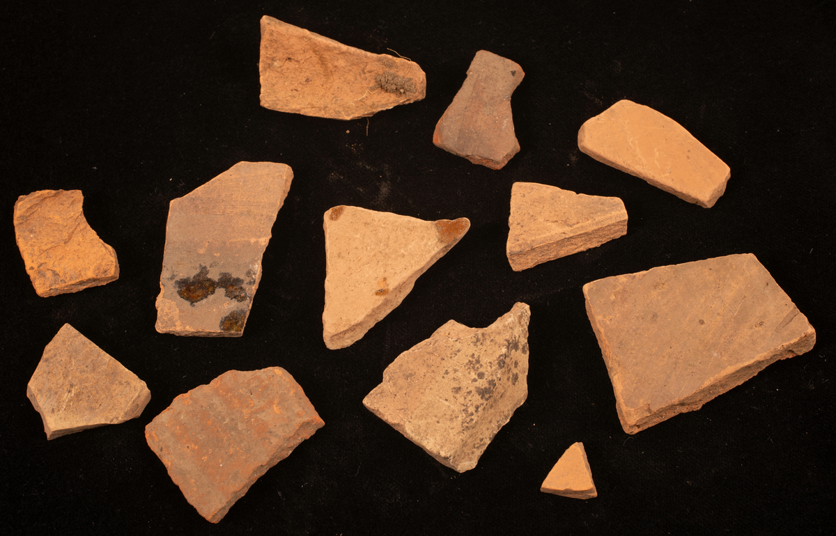 Flinta: 15 bitar, varav ett par avslag, någon är svallad
Rödgods, äldre: 1 skärva, mycket liten.
Rödgods, yngre: 13 skärvor
Porslin: 10 skärvor
Glas: 9 bitar, flaska och snapsglas
Mynt: Oscar II, 1876-1907
Kritpipta: 7 delar varav 3 delar av huvuden