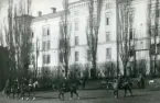 Förläggningen på Kungsholmen vid Hovjaktvarvet för Svea ingenjörkår. Foto från 1902. Officersridning framför Stora kasernen.