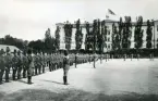 Förläggningen på Kungsholmen vid Hovjaktvarvet för Svea ingenjörkår. Stalltjänst. Foto från 1902. Generalmönstring. Överste Gustaf Stedt lämnar av de två kårerna till generalmönsterherren, överste Ludwig Munthe. Stora kasernen i bakgrunden.