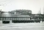 Förläggningen på Kungsholmen vid Hovjaktvarvet för Svea ingenjörkår. Stalltjänst. Tidigt 1900-tal. Högvakten klar att avmarschera. I bakgrunden pontonförrådet.