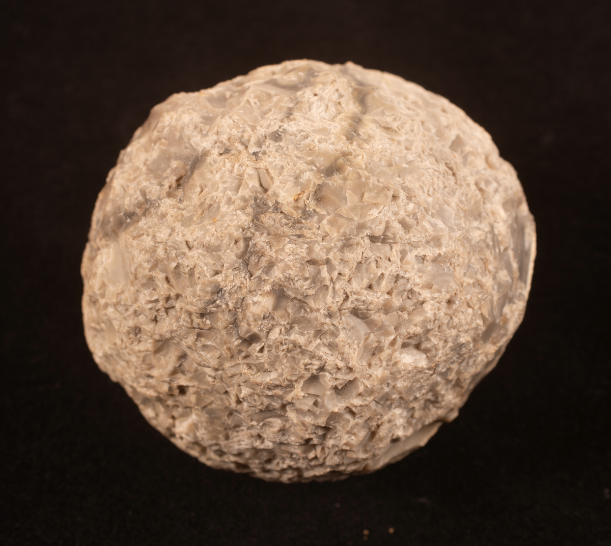 Knacksten av flinta med krusta. Märkt O.57.