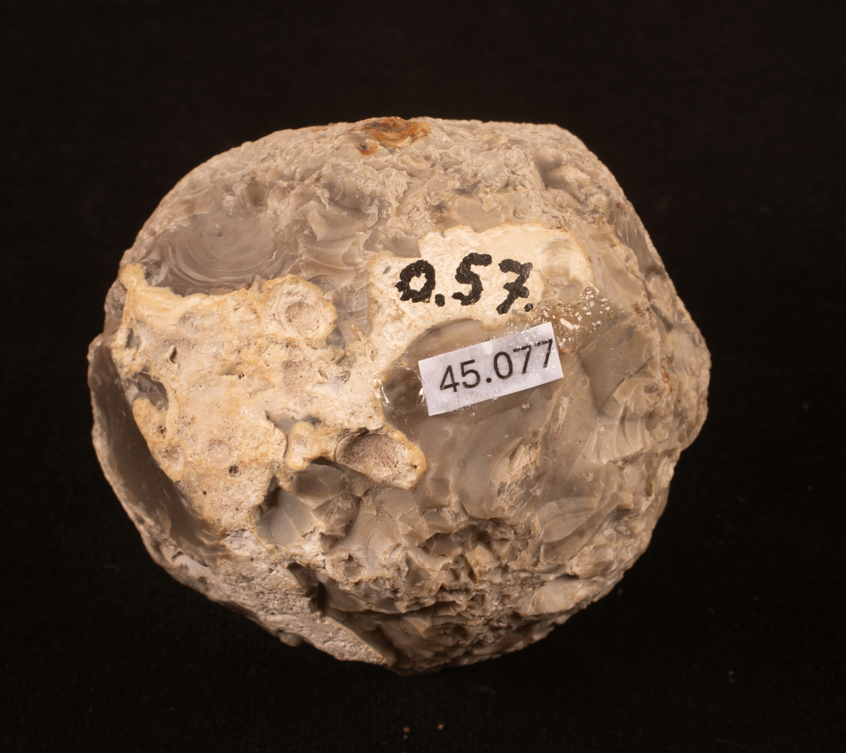 Knacksten av flinta med krusta. Märkt O.57.