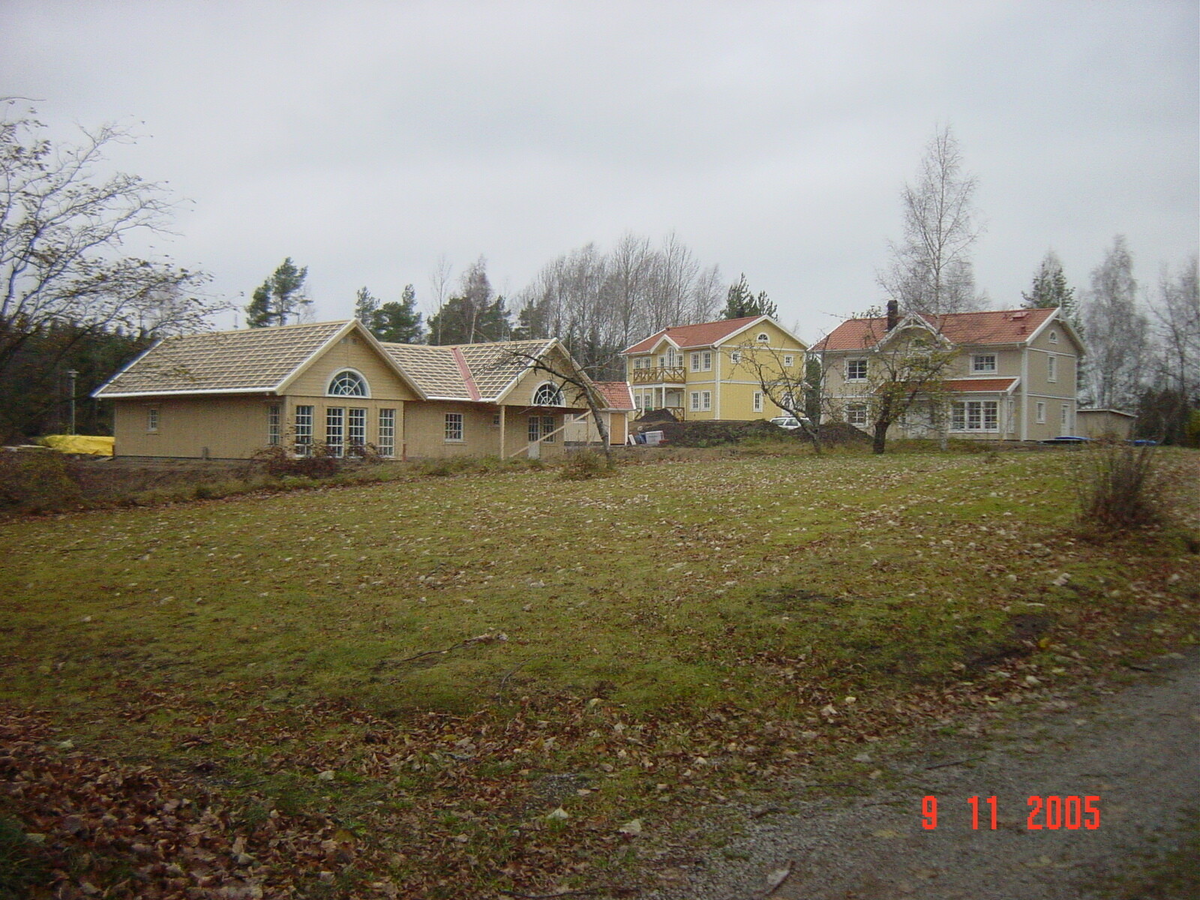 Sörliden. Bilderna visar hur villa området vid Allevägen växer fram från 2004 till 2006. Stenmurarna som syns på bilderna är rester efter ekonomibyggnader som hörde till Nykvarns gård. Området kallas Oxvreten och har lånat namnet till idrottsklubben som har sin klubbstuga och elljusspår direkt norr om villaområdet 
 

