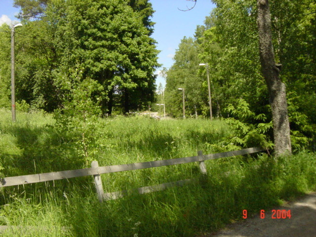 Sörliden. Bilderna visar hur villa området vid Allevägen växer fram från 2004 till 2006. Stenmurarna som syns på bilderna är rester efter ekonomibyggnader som hörde till Nykvarns gård. Området kallas Oxvreten och har lånat namnet till idrottsklubben som har sin klubbstuga och elljusspår direkt norr om villaområdet 
 

