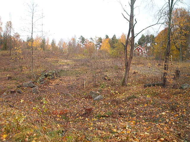 Sörliden. Bilderna visar hur villa området vid Allevägen växer fram från 2004 till 2006. Stenmurarna som syns på bilderna är rester efter ekonomibyggnader som hörde till Nykvarns gård. Området kallas Oxvreten och har lånat namnet till idrottsklubben som har sin klubbstuga och elljusspår direkt norr om villaområdet 
 

