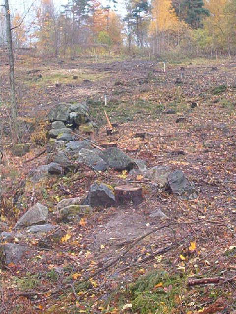 Sörliden. Bilderna visar hur villa området vid Allevägen växer fram från 2004 till 2006. Stenmurarna som syns på bilderna är rester efter ekonomibyggnader som hörde till Nykvarns gård. Området kallas Oxvreten och har lånat namnet till idrottsklubben som har sin klubbstuga och elljusspår direkt norr om villaområdet 
 

