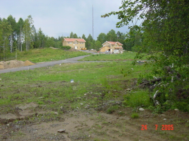 Sörliden. Bilderna visar hur villa området vid Allevägen växer fram från 2004 till 2006. Stenmurarna som syns på bilderna är rester efter ekonomibyggnader som hörde till Nykvarns gård. Området kallas Oxvreten och har lånat namnet till idrottsklubben som har sin klubbstuga och elljusspår direkt norr om villaområdet 
 

