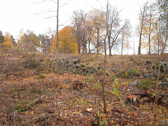Sörliden. Bilderna visar hur villa området vid Allevägen växer fram från 2004 till 2006. Stenmurarna som syns på bilderna är rester efter ekonomibyggnader som hörde till Nykvarns gård. Området kallas Oxvreten och har lånat namnet till idrottsklubben som har sin klubbstuga och elljusspår direkt norr om villaområdet 
 

