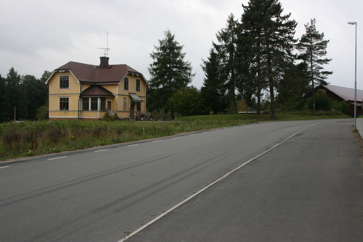 Rosenlund och Lilla Rosenlund  på marken mellan Hökmossvägen och Turinge ån under exploateraring till ett nytt villaområde . Området var under en tid ett uppskattat koloniområde kallat Rosenlundtäppan
