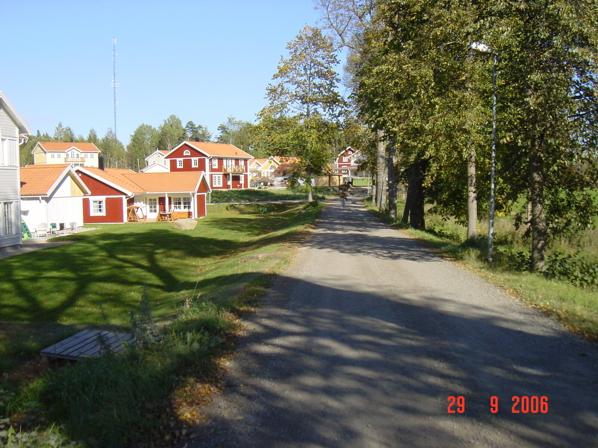 Sörliden. Bilderna visar hur villa området vid Allevägen växer fram från 2004 till 2006. Stenmurarna som syns på bilderna är rester efter ekonomibyggnader som hörde till Nykvarns gård. Området kallas Oxvreten och har lånat namnet till idrottsklubben som har sin klubbstuga och elljusspår direkt norr om villaområdet 
 


