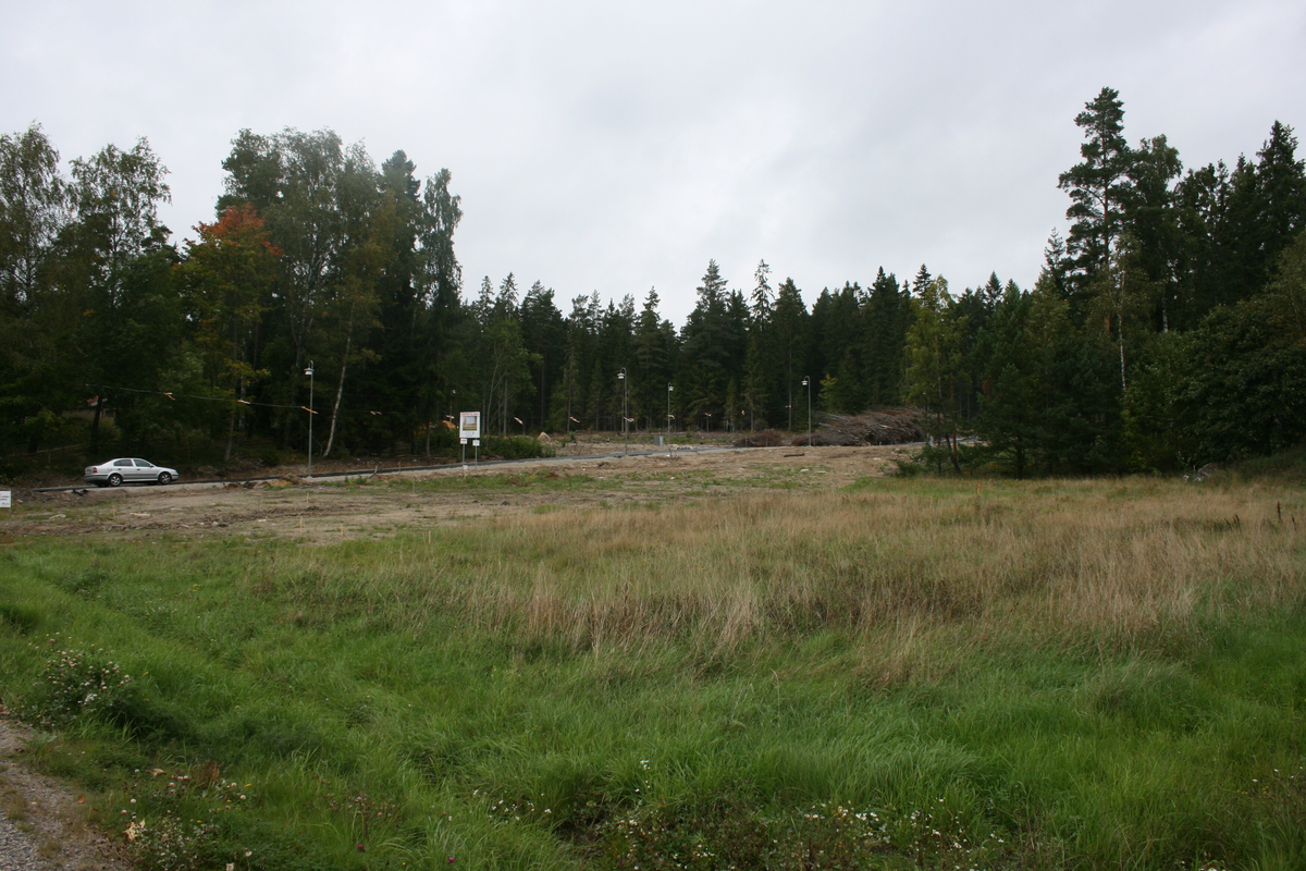 Rosenlund och Lilla Rosenlund  på marken mellan Hökmossvägen och Turinge ån under exploateraring till ett nytt villaområde . Området var under en tid ett uppskattat koloniområde kallat Rosenlundtäppan