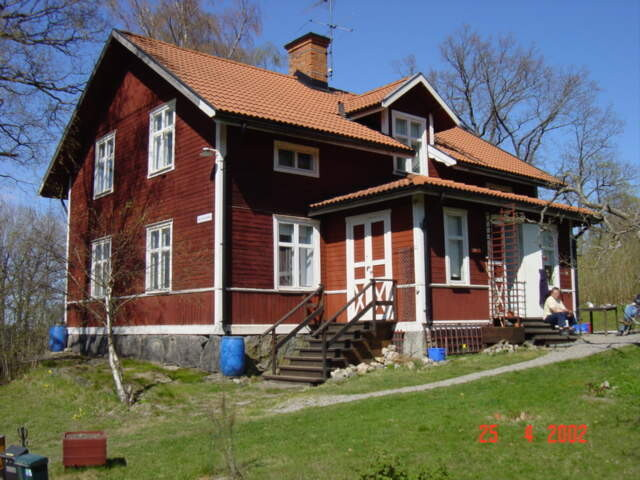 Hasselbacken efter vägen från Sundsvik till Vidbynäs. Området kännetecknas av lertag från tiden då Sundsviks tegelbruk var i drift. Namnet Hasselbacken ger sig till rätta med mängden av hasselbuskar. De gamla arbetarbostäderna ersätts med moderna villor 


Bilderna är från 2002 och del av ett bevarandeprogram som Turinge Taxinge Hembygdsförening gjorde på uppdrag från Nykvarns kommun