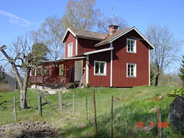Hasselbacken efter vägen från Sundsvik till Vidbynäs. Området kännetecknas av lertag från tiden då Sundsviks tegelbruk var i drift. Namnet Hasselbacken ger sig till rätta med mängden av hasselbuskar. De gamla arbetarbostäderna ersätts med moderna villor 


Bilderna är från 2002 och del av ett bevarandeprogram som Turinge Taxinge Hembygdsförening gjorde på uppdrag från Nykvarns kommun
