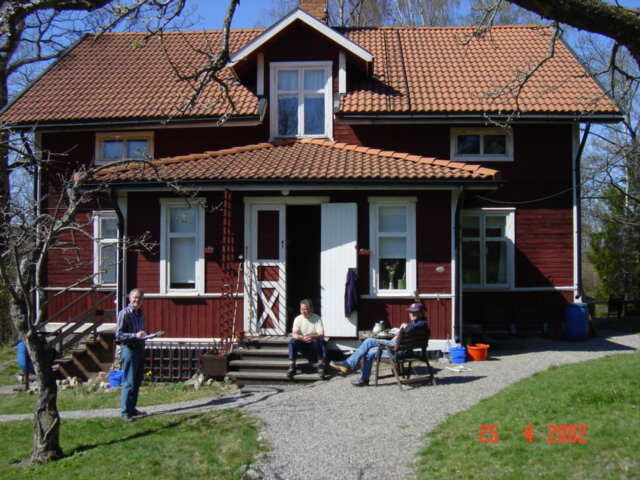 Hasselbacken efter vägen från Sundsvik till Vidbynäs. Området kännetecknas av lertag från tiden då Sundsviks tegelbruk var i drift. Namnet Hasselbacken ger sig till rätta med mängden av hasselbuskar. De gamla arbetarbostäderna ersätts med moderna villor 


Bilderna är från 2002 och del av ett bevarandeprogram som Turinge Taxinge Hembygdsförening gjorde på uppdrag från Nykvarns kommun