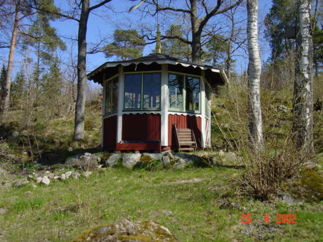 Hasselbacken efter vägen från Sundsvik till Vidbynäs. Området kännetecknas av lertag från tiden då Sundsviks tegelbruk var i drift. Namnet Hasselbacken ger sig till rätta med mängden av hasselbuskar. De gamla arbetarbostäderna ersätts med moderna villor 


Bilderna är från 2002 och del av ett bevarandeprogram som Turinge Taxinge Hembygdsförening gjorde på uppdrag från Nykvarns kommun